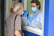 Na snímke testovanie na ochorenie COVID-19 antigénovými testami v mobilnom odberovom mieste (MOM) v areáli nemocnice v Michalovciach 17. augusta 2021. FOTO TASR - Roman Hanc SNÍMKA: Roman Hanc