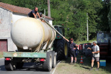 Farmári napĺňajú cisternou vodu pri obci Villandraut na juhozápade Francúzska. FOTO: TASR/AP