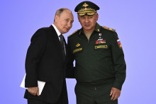 Prezident Vladimir Putin a minister obrany Sergej Šojgu zatiaľ sankcie zvládli. FOTO: TASR/AP