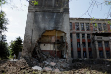 Zničené budova v Doneckej oblasti. FOTO: Reuters