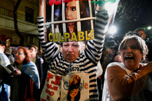 Ľudia demonštrujú proti argentínskej viceprezidentke Cristine Fernandez de Kirchner pred jej domom. FOTO: Reuters