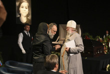 Prokremeľský filozof a ideológ Alexander Dugin sa rozpráva s kňazom počas poslednej rozlúčky so svojou dcérou. FOTO: TASR/AP