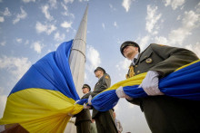 Členovia Čestnej stráže sa zúčastňujú na ceremónii vyvesenia ukrajinskej vlajky pri príležitosti Dňa štátnej vlajky 23. augusta. FOTO: REUTERS