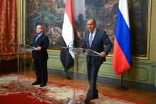 Ruský minister zahraničných vecí Sergej Lavrov a jeho sýrsky náprotivok Faisal Mekdad sa zúčastňujú na tlačovej konferencii v Moskve. FOTO: Reuters