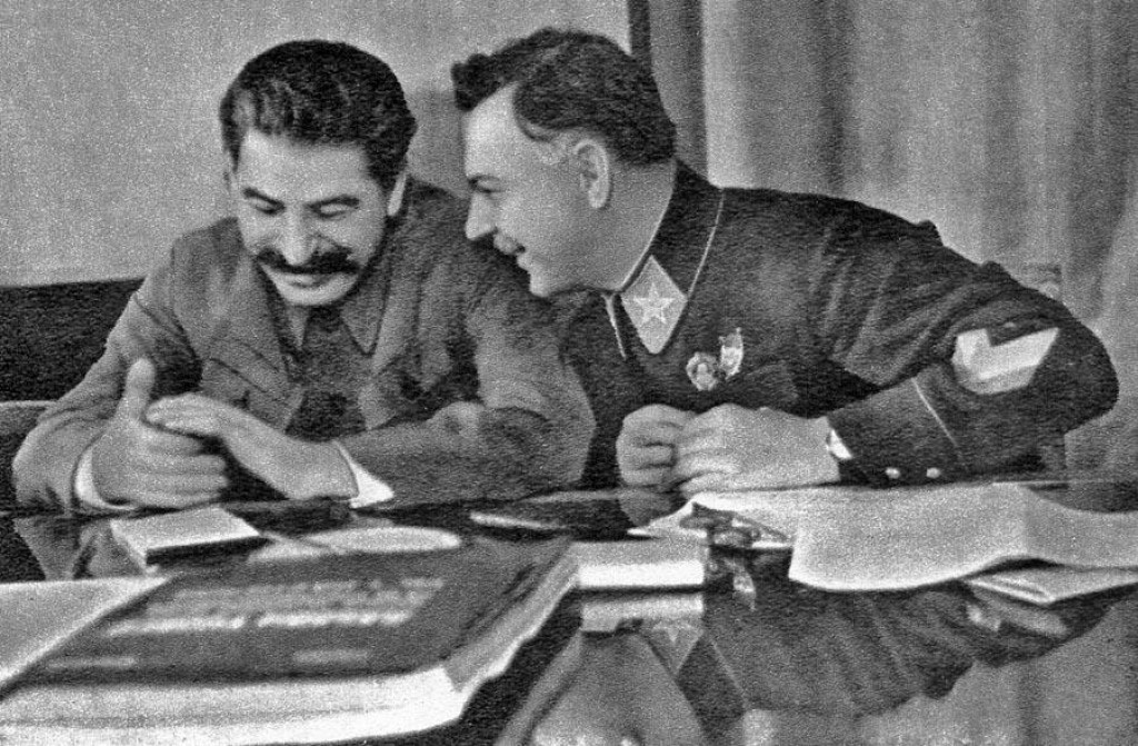 Ľudový komisár obrany Kliment Vorošilov so Stalinom. FOTO: Wikimedia Commons