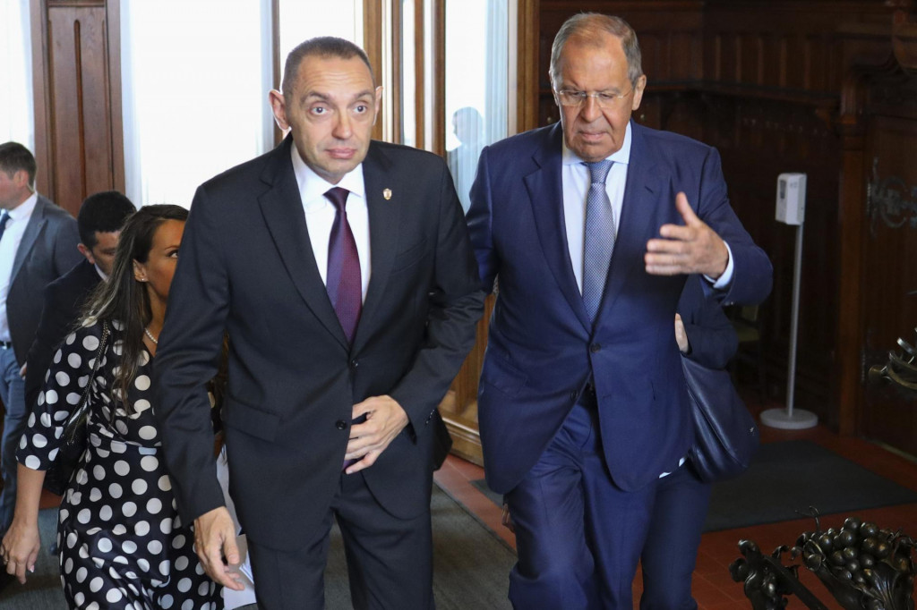 Srbský minister vnútra Aleksandar Vulin a ruský minister zahraničných vecí Sergej Lavrov počas stretnutia v Moskve. FOTO: TASR/AP