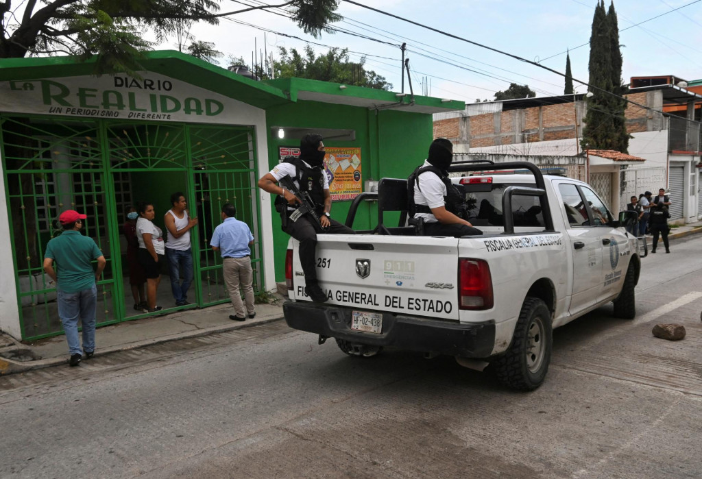 

Členovia prokuratúry Chilpancingo prichádzajú na miesto činu, kde bol zabitý novinár Fredid Roman. FOTO: Reuters