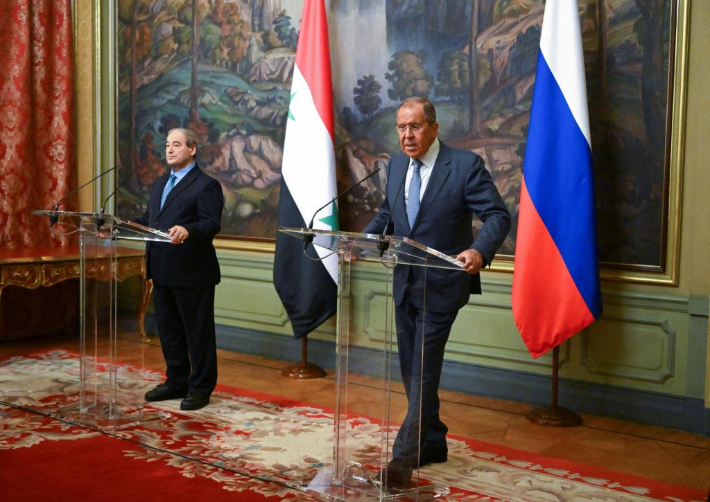 Ruský minister zahraničných vecí Sergej Lavrov a jeho sýrsky náprotivok Faisal Mekdad sa zúčastňujú na tlačovej konferencii v Moskve. FOTO: Reuters