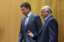 Ruský minister energetiky Alexander Novak a jeho iránsky rezortný partner Bijan Zanganeh. FOTO: TASR/AP