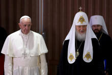 Pápež František a ruský pravoslávny patriarcha Kirill stoja spolu po stretnutí v Havane. FOTO: Reuters