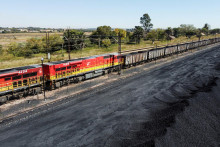 Vlak s uhlím. FOTO: Reuters