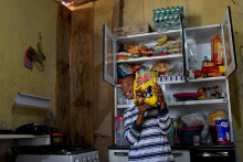 Miguel Felipe Barros de Oliveira, ktorý zavolal na políciu, že jeho rodina je hladná, vystavuje jedlo darované darcami v Santa Luzii v Brazílii. FOTO: Reuters