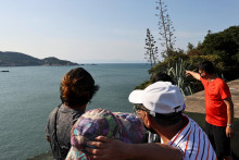 Návštevníci sa pozerajú na pobrežie Číny cez more z múzea kultúry bojiska na mieste bývalej vojenskej pevnosti na ostrove Nangan v súostroví Matsu na Taiwane. FOTO: Reuters