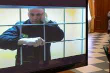 Ruský opozičný vodca Alexej Navaľnyj je videný na obrazovke prostredníctvom video spojenia z nápravnej trestaneckej kolónie IK-2 v Pokrove. FOTO: Reuters