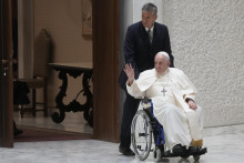 Pápež František máva veriacim počas príchodu na pravidelnú generálnu audienciu. FOTO: TASR/AP