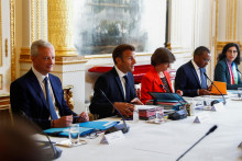 Francúzsky prezident Emmanuel Macron sa zúčastňuje na zasadnutí vlády v Elyzejskom paláci v Paríži. FOTO: Reuters