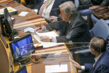 Volodymyr Zelenskyj sa prihovára cez videohovor aj generálnemu tajomníkovi OSN Antóniovi Guterresovi počas zasadnutia Bezpečnostnej rady OSN. FOTO: TASR/AP 

