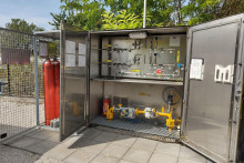 Vodík do plynových potrubí v Blatnej na Ostrove priteká z desiatich 50-litorvých fliaš cez blendovacie zariadenie. FOTO: HN/Tomáš Garai
