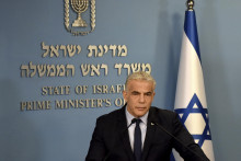 Izraelský premiér Jair Lapid hovorí o Iráne počas tlačovej konferencie v Jeruzaleme. FOTO: TASR/AP

