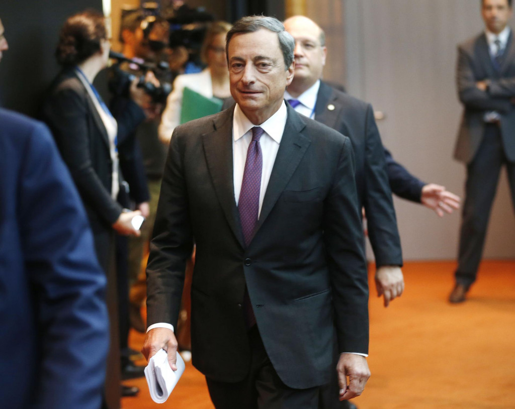 Taliansky premiér Mario Draghi počas vtedajšom zasadnutí Rady guvernérov ECB vo Frankfurte. FOTO: TASR/AP