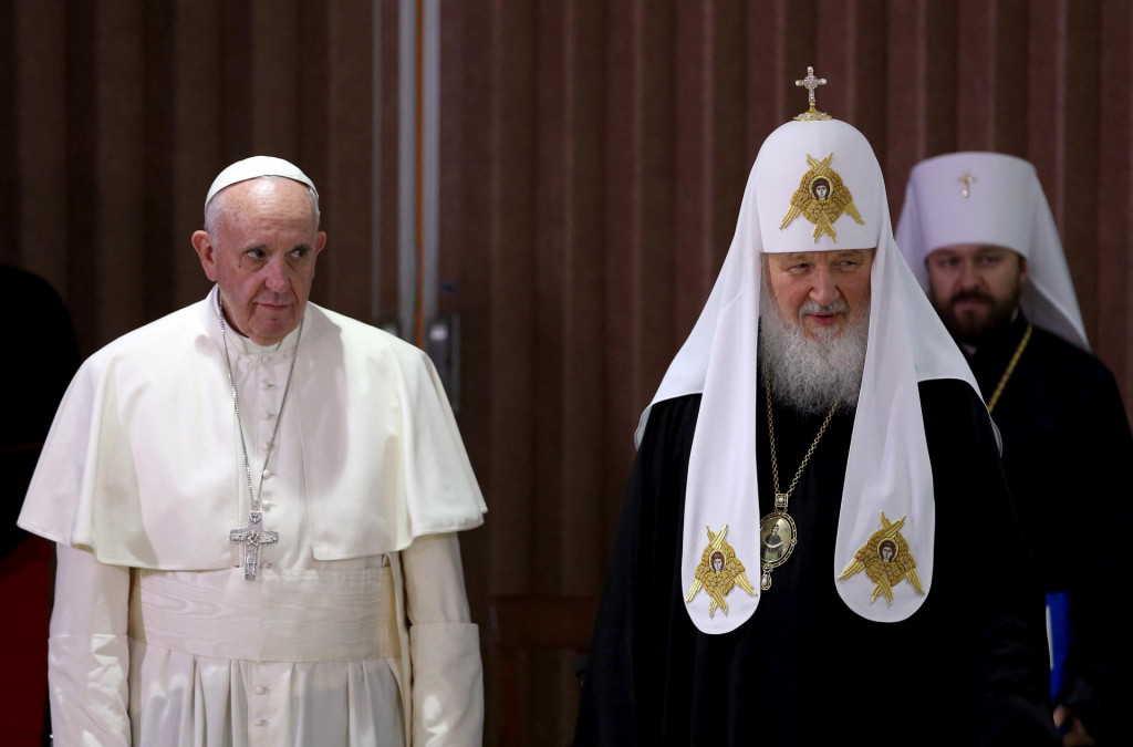 Pápež František a ruský pravoslávny patriarcha Kirill stoja spolu po stretnutí v Havane. FOTO: Reuters