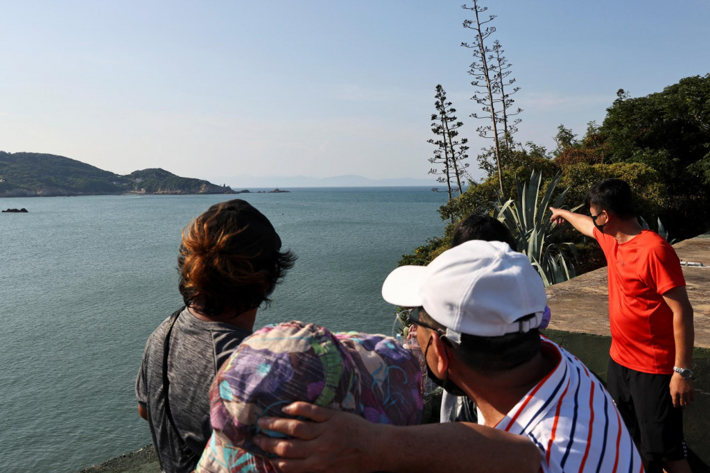 Návštevníci sa pozerajú na pobrežie Číny cez more z múzea kultúry bojiska na mieste bývalej vojenskej pevnosti na ostrove Nangan v súostroví Matsu na Taiwane. FOTO: Reuters