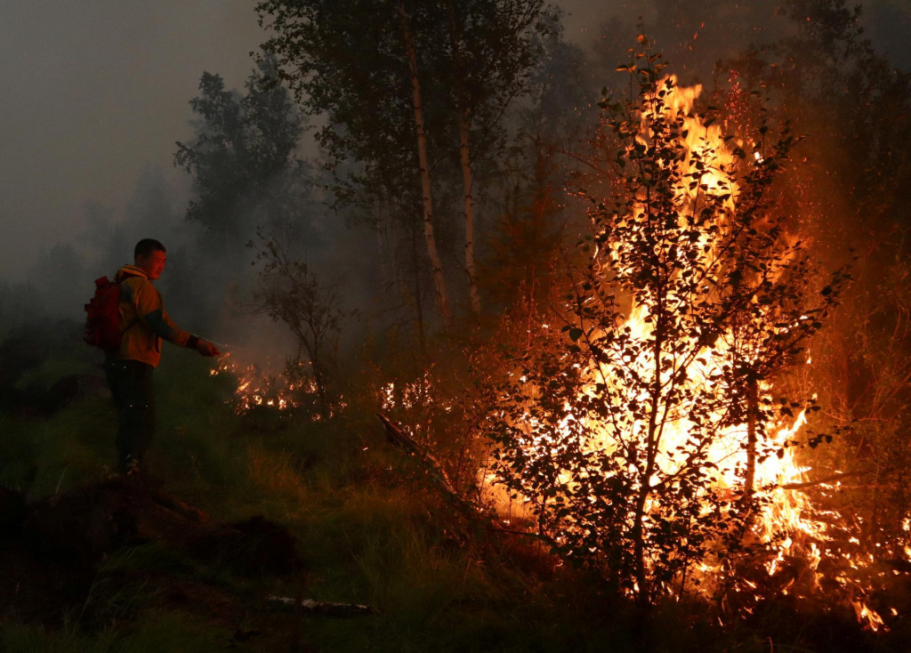 Špecialista miestnej služby ochrany lesov pracuje na hasení lesného požiaru v oblasti Jakutsko. FOTO: Reuters