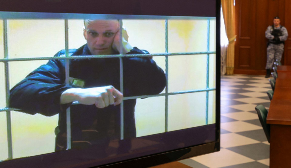 Ruský opozičný vodca Alexej Navaľnyj je videný na obrazovke prostredníctvom video spojenia z nápravnej trestaneckej kolónie IK-2 v Pokrove. FOTO: Reuters