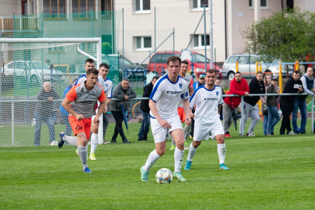 Hráči Domaniže (v bielom) počas zápasu. FOTO: Facebook (TJ Partizán Domaniža)