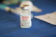 Ampulka s vakcínou proti ochoreniu Covid-19 od spoločnosti Moderna. FOTO: TASR/AP