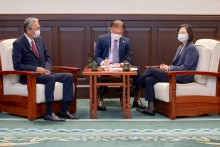Taiwanský prezident Tsai Ing-wen hovorí s členom Snemovne reprezentantov Japonska. FOTO: Reuters
