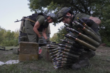 Ukrajinskí vojaci pripravujú zbrane na ostreľovanie ruských pozícií v Charkovskej oblasti na severovýchode Ukrajiny FOTO: TASR/AP



