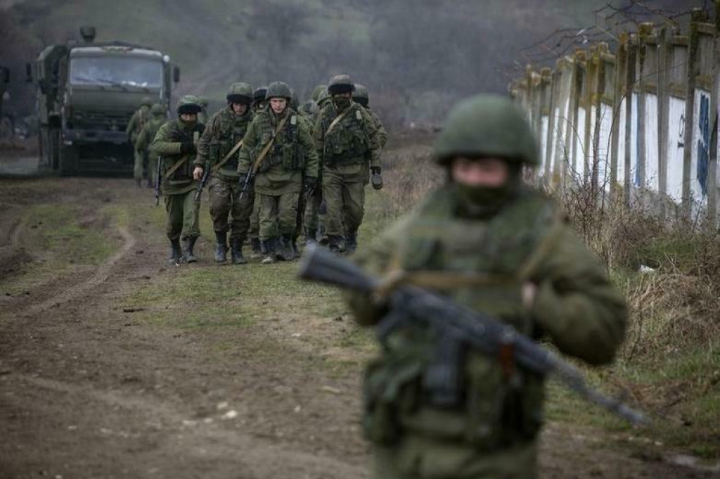 Fotografia ozbrojených mužov, predpokladaných ruských vojakov na Kryme. FOTO: Reuters