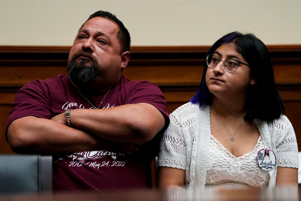 Javier a Jazmin Cazares, otec a sestra Jacklyn Cazares, ktorá bola zabitá pri streľbe na základnej škole Robb. FOTO: Reuters