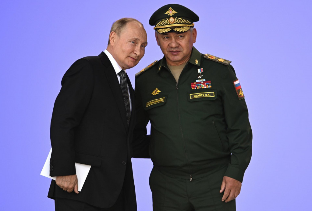 Ruský prezident Vladimir Putin (vľavo) a ruský minsiter obrany Sergej Šojgu. FOTO: TASR/AP