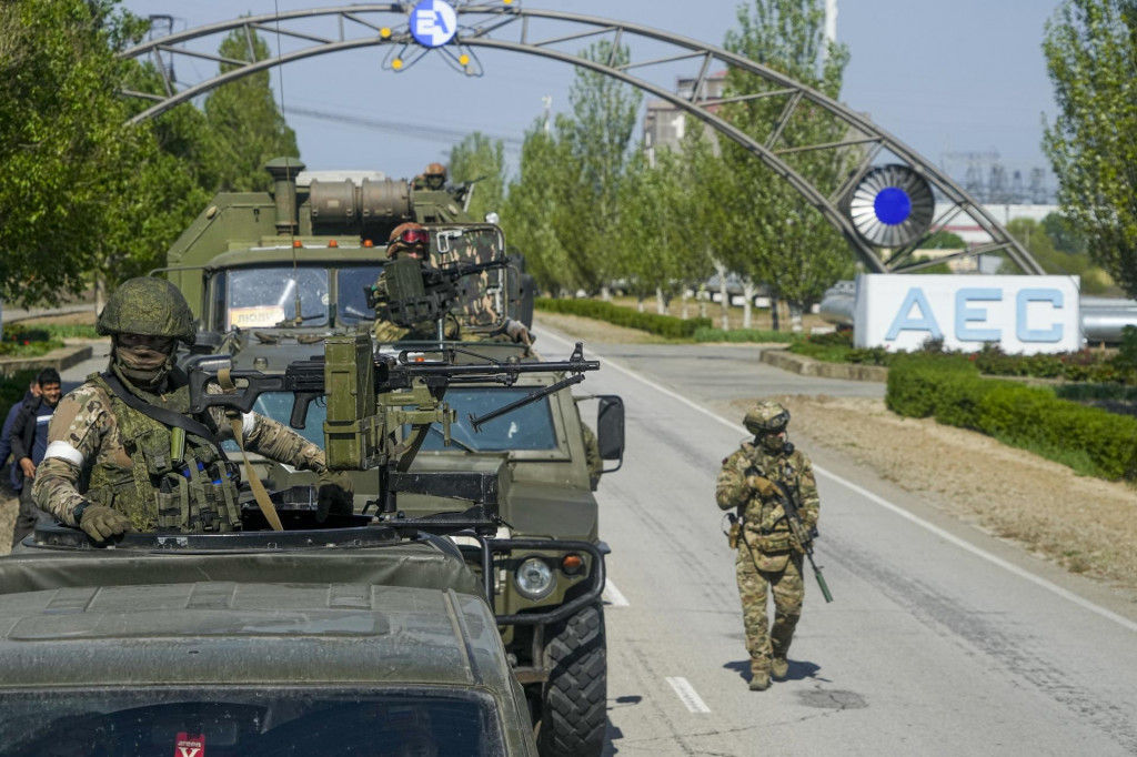 Ruský vojenský konvoj smeruje k Záporožskej jadrovej elektrárni, ktorá je okupovaná ruskou armádou na juhovýchode Ukrajiny. FOTO: TASR/AP