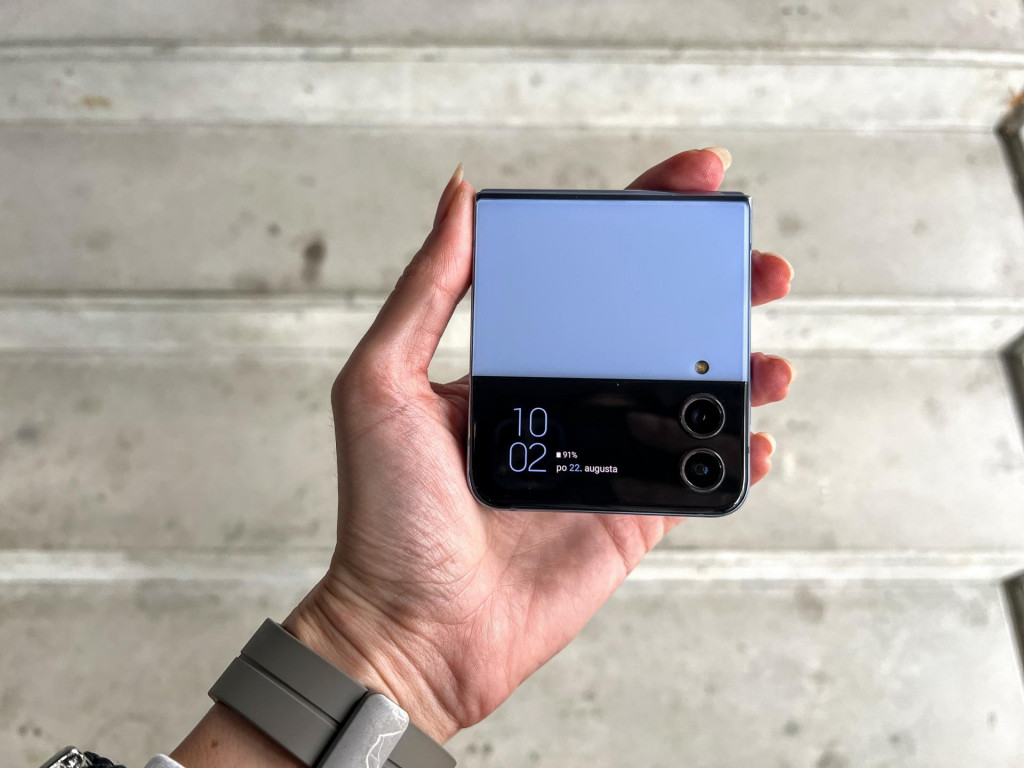 Samsung Galaxy Z Flip 4 je v zloženom stave kompaktn&yacute;m zariaden&iacute;m. Aktu&aacute;lne pribudli men&scaron;iemu predn&eacute;mu displeju viacer&eacute; funkcie. FOTO: Alžbeta Harry Gavendov&aacute;/HN