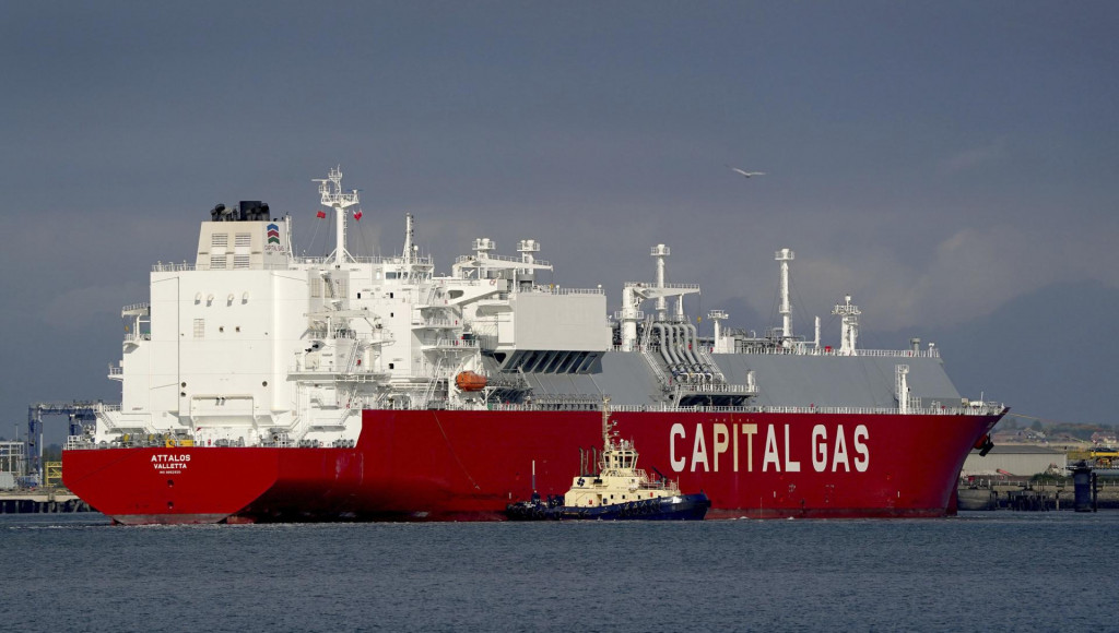 Nákladná loď Attalos prevážajúca skvapalnený zemný plyn prichádza k nákladnému terminálu v Isle of Grain. FOTO: TASR/AP
