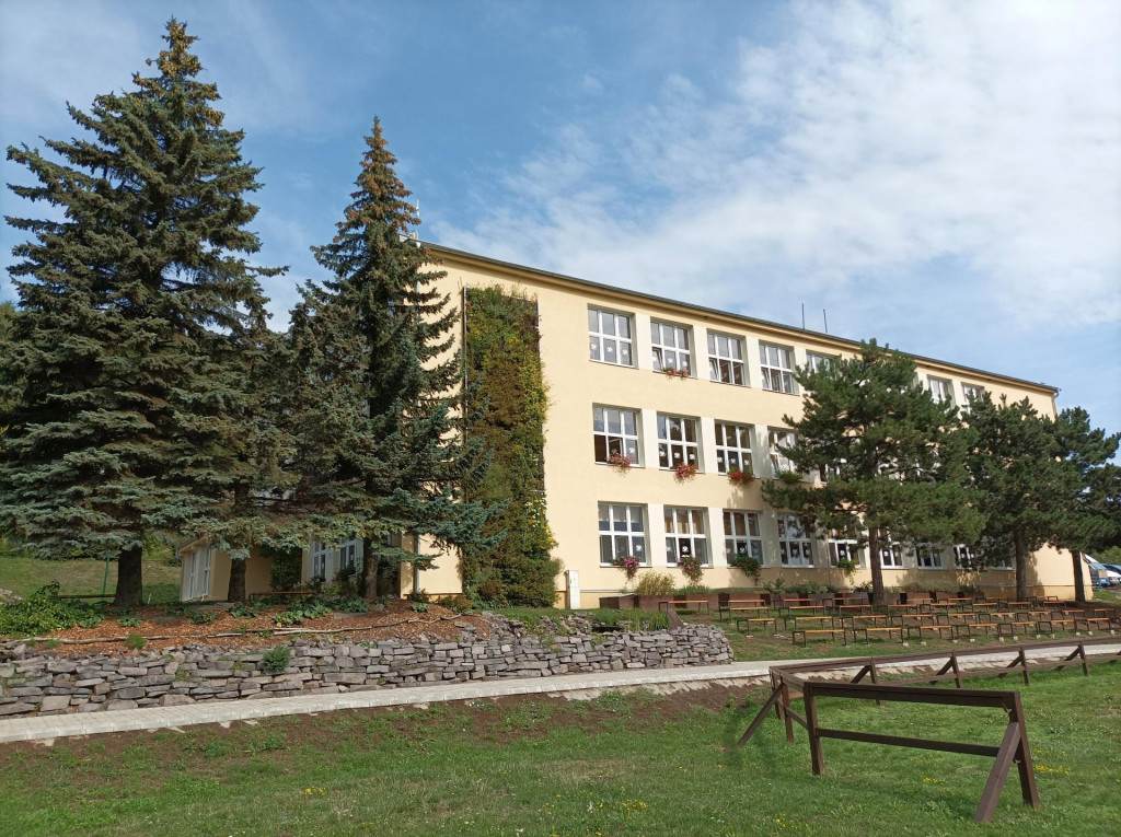 Budova Základnej školy s materskou školou Maximiliána Hella v Štiavnických Baniach. FOTO: TASR/Jozef Poliak