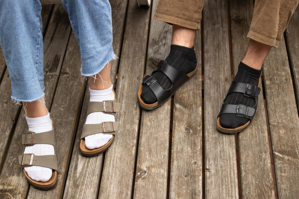 Ponožky v sandáloch sú jedným z módnych prešľapov.