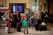Ukrajinskí utečenci čakajú na vlak na železničnej stanici Przemysl Glowny v poľskom Przemysli. FOTO: Reuters