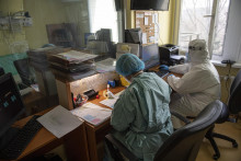 Zdravotný personál v špeciálnom ochrannom odeve pracuje na jednotke intenzívnej starostlivosti v COVID červenej zóne v Univerzitnej nemocnice Bratislava. FOTO: TASR/Michal Svítok