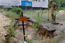 Hrob civilistky Jekateriny Jacjukovej v Luhanskej oblasti na Ukrajine. FOTO: REUTERS