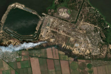 Vtáčia perspektíva jadrovej elektrárne v Záporoží a požiarov v Enerhodare. FOTO: REUTERS