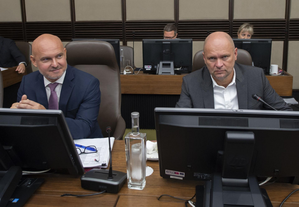 Minister školstva Branislav Gröhling a minister hospodárstva Richard Sulík počas schôdze vlády. FOTO: TASR/Martin Baumann