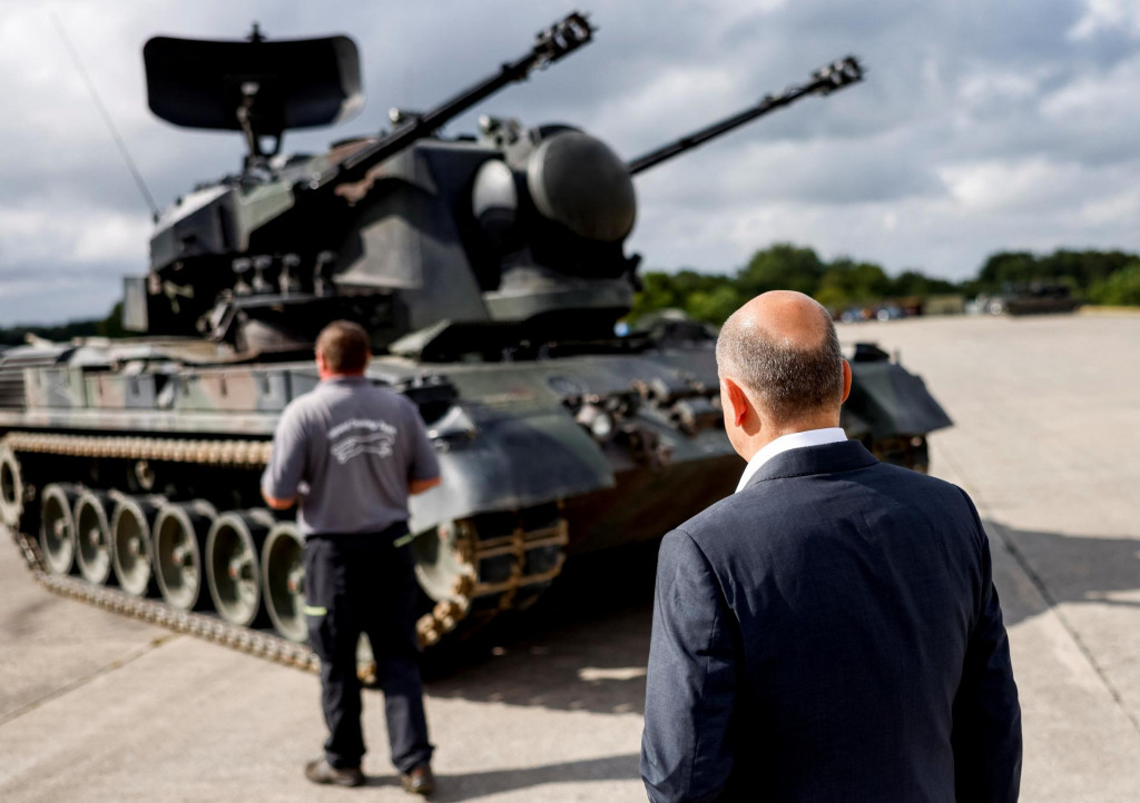 Olaf Scholz pri nemeckom samohybnom protilietadlovom systéme Flakpanzer Gepard. FOTO: REUTERS