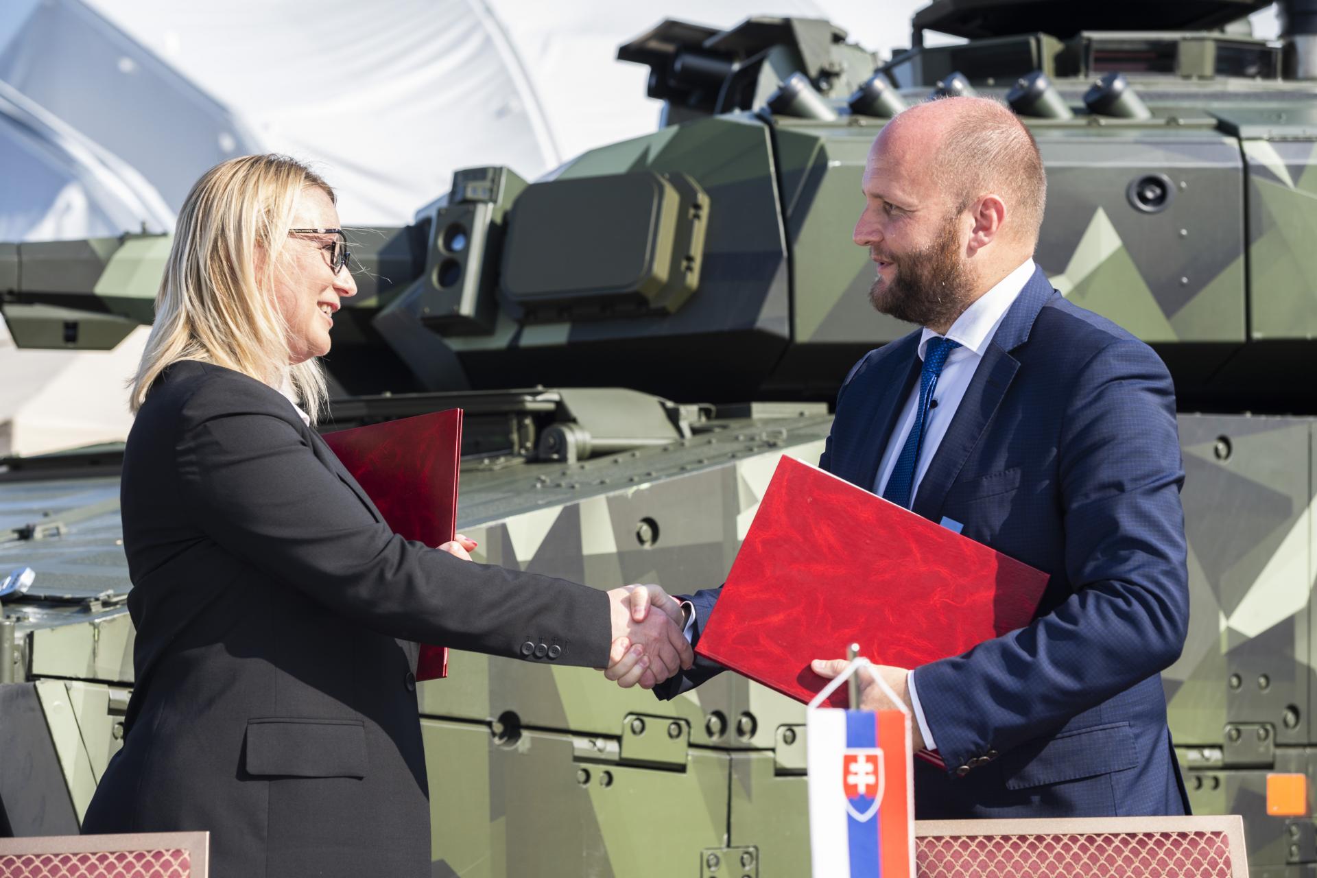 Chránením neba to nekončí. Slovensko a Česko sa dohodli na spoločnom postupe pri nákupe obrnencov CV90