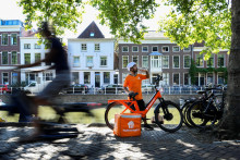 Cyklistický kuriérpije vodu počas horúčav v Utrechte v Holandsku. FOTO: Reuters