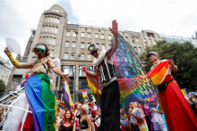 Účastníci sa zúčastňujú Prague Pride Parade, kde tisíce ľudí pochodujú centrom mesta na podporu práv homosexuálov v Prahe. FOTO: Reuters