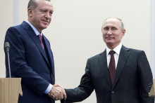 Ruský prezident Vladimir Putin si podáva ruku s tureckým prezidentom Tayyipom Erdoganom počas stretnutia v ruskom Soči. FOTO: Reuters